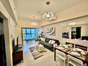 Modern 2BR in Uptown Parksuites w/ Free Parking